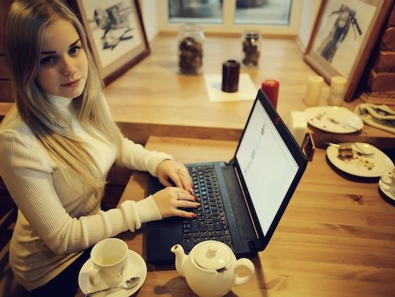 Jak wybrać idealny motyw WordPress dla firmy – praktyczny przewodnik